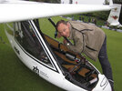 Ici Roger Ruppert qui a développé ce mini planeur de 58 kg et de 13,5m (...)